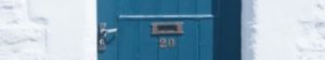 02491360b33402df15d9afca055fc407 300x56 - 白い壁と青い扉